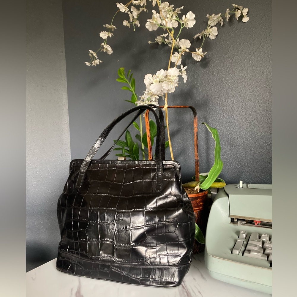 Elegant Black Croc-Embossed leather purse - Picture 2 of 15